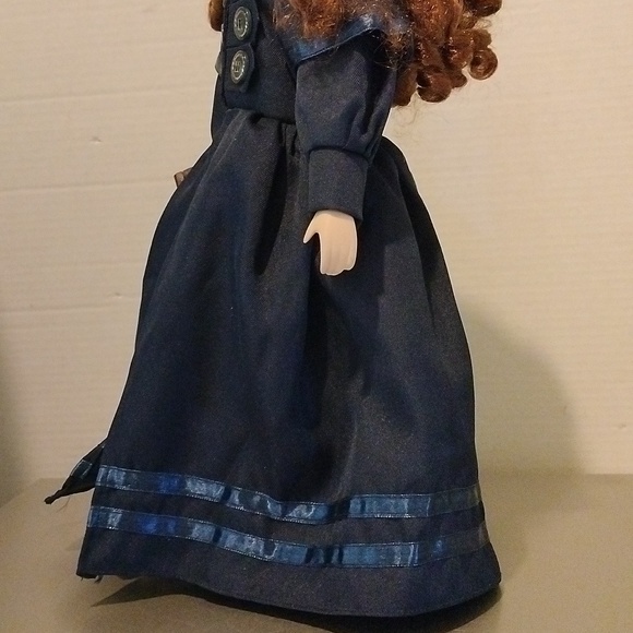 Anne Frank Porcelain Doll - Picture 5 of 13